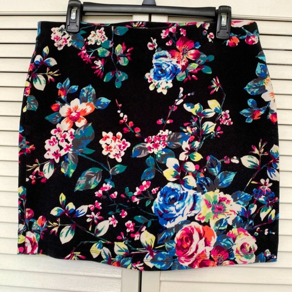 Express Skirt Black‎ and floral print size L